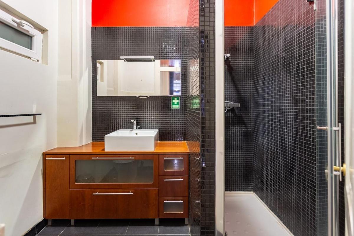 Bright 2 Bedroom Apt 100M From Av. Liberdade Lisbon Luaran gambar