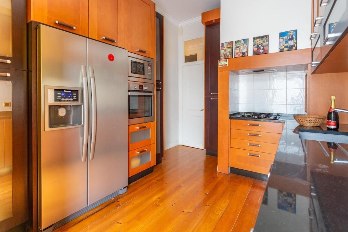 Bright 2 Bedroom Apt 100M From Av. Liberdade Lisbon Luaran gambar
