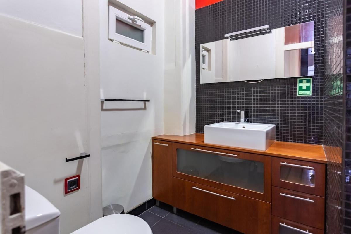 Bright 2 Bedroom Apt 100M From Av. Liberdade Lisbon Luaran gambar